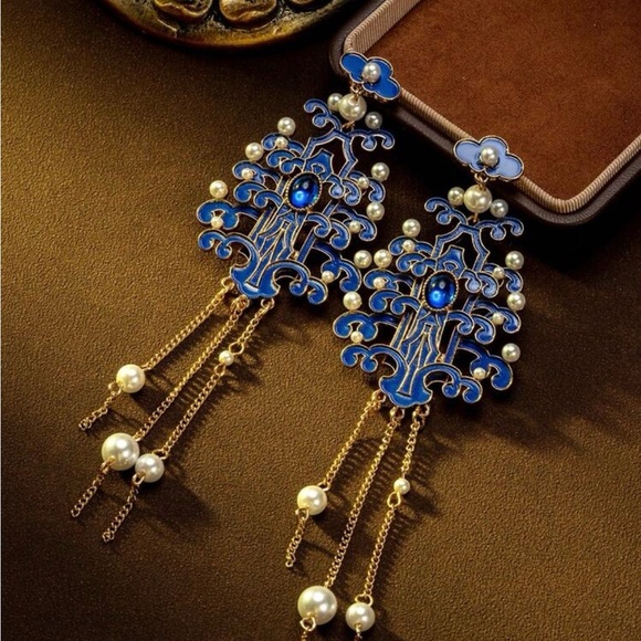 Elegant Blue and Gold Pearl Dangle Earrings - Picture 3 of 3